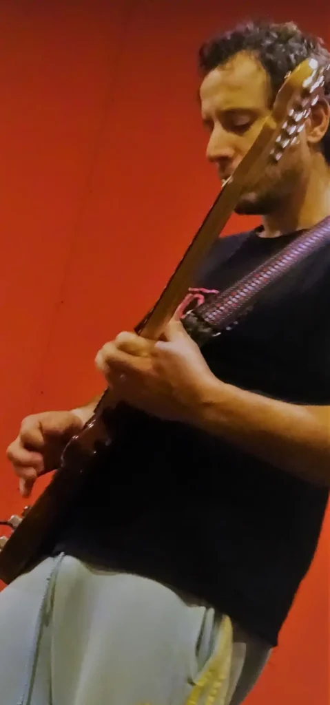 Andrea Rocca in Studio con la chitarra