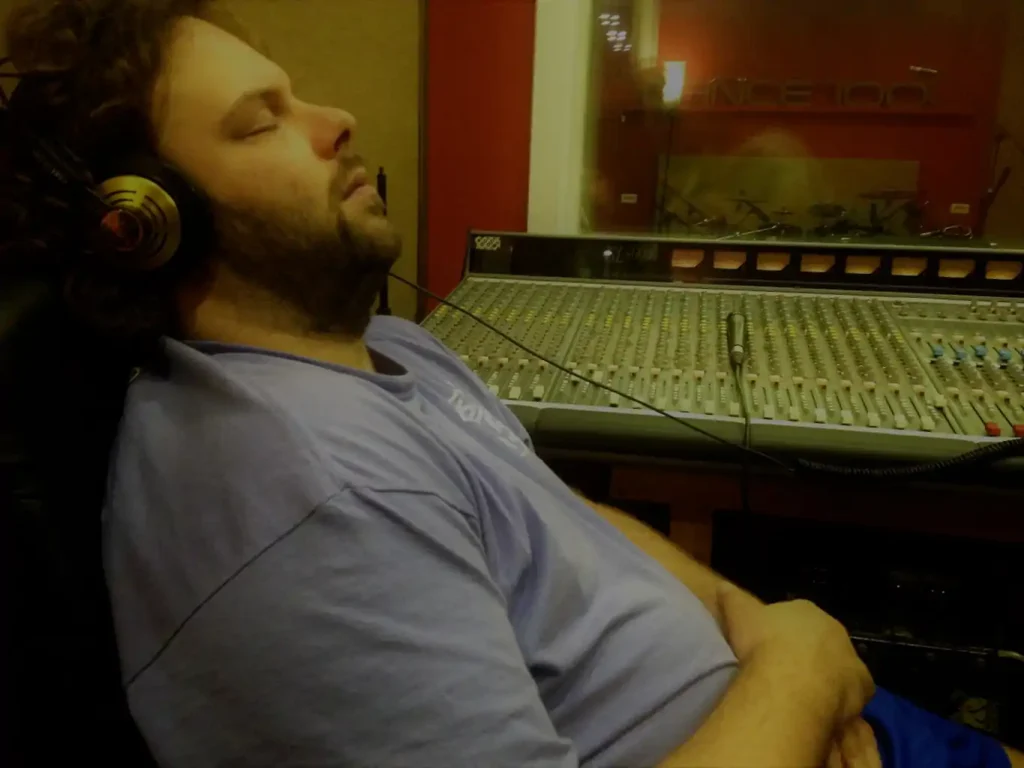 Paolofranco che dorme in studio di registrazione durante le sessioni di registrazione di Napoli Violenta